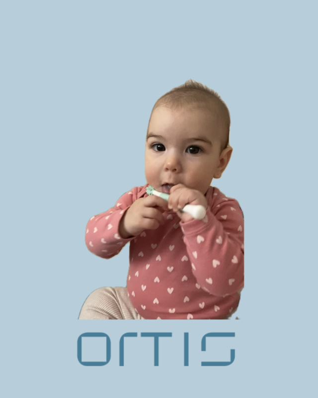 Beba sa DM gumenom četkicom za zube